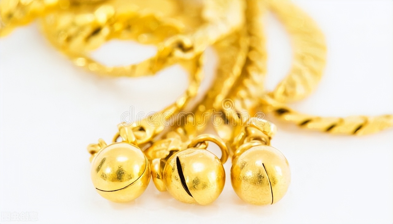 宝妈给娃买4千多金手镯，闺蜜用十几元假货换走，被抓一句话亮了