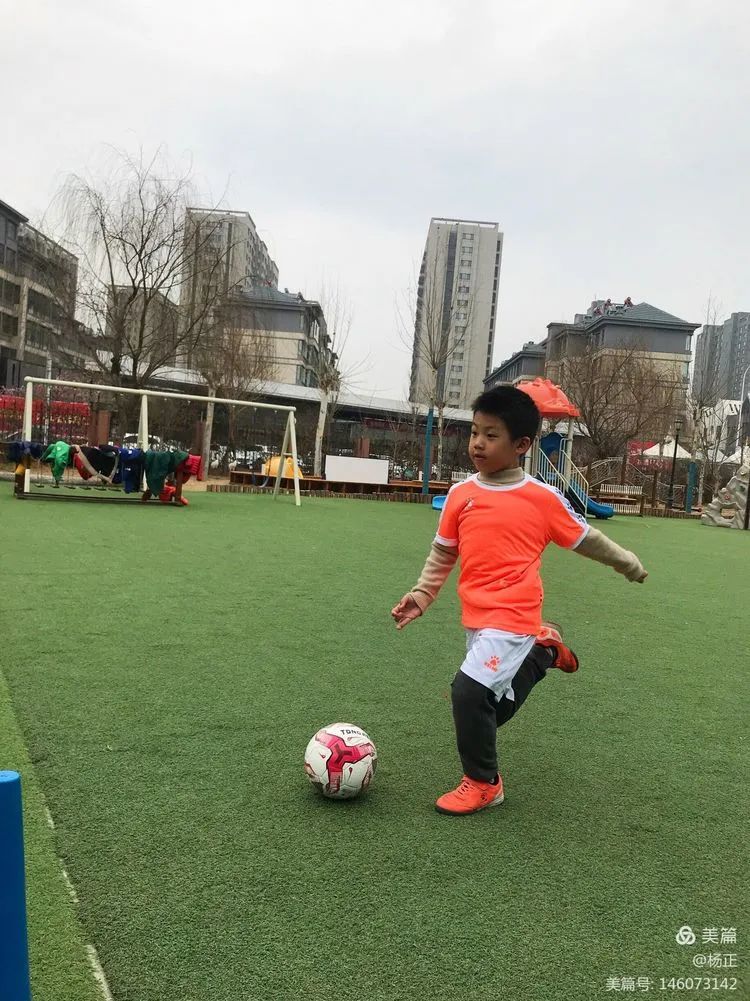 香蕉哥哥，一起动起来吧！奎文区实验幼儿园让更多的孩子逐梦绿茵