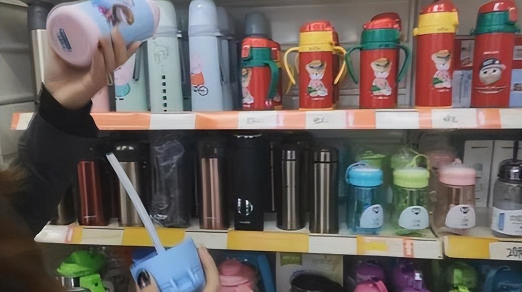 不锈钢保温杯温水进去毒水出来,央视爆料保温杯热水变毒水