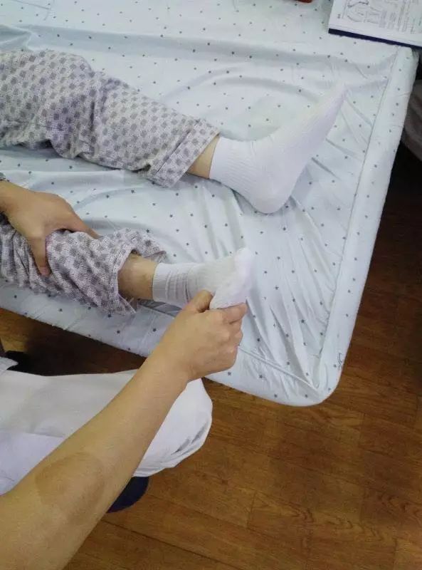 偏瘫后足内翻严重怎么康复锻炼,偏瘫患者足内翻康复训练视频