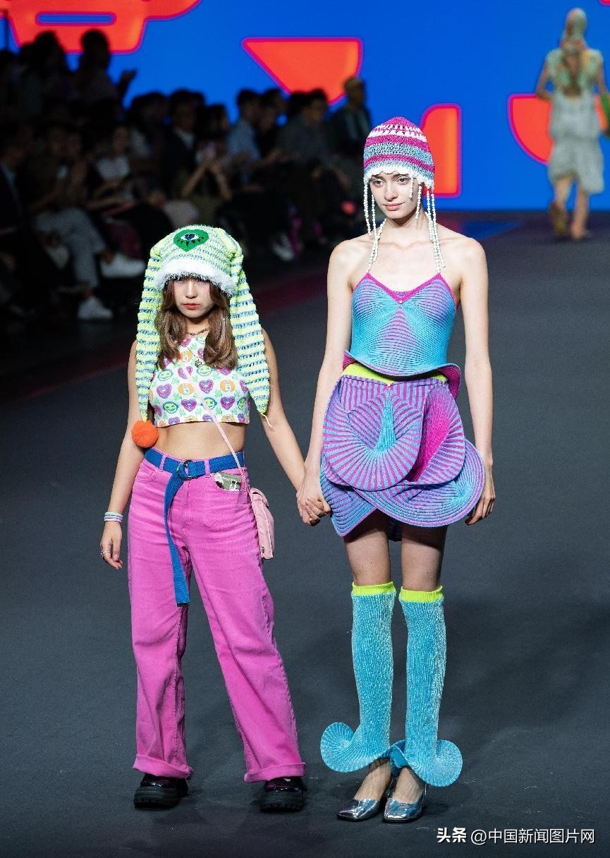 香港理工大学学生时装设计秀呈现缤纷色彩