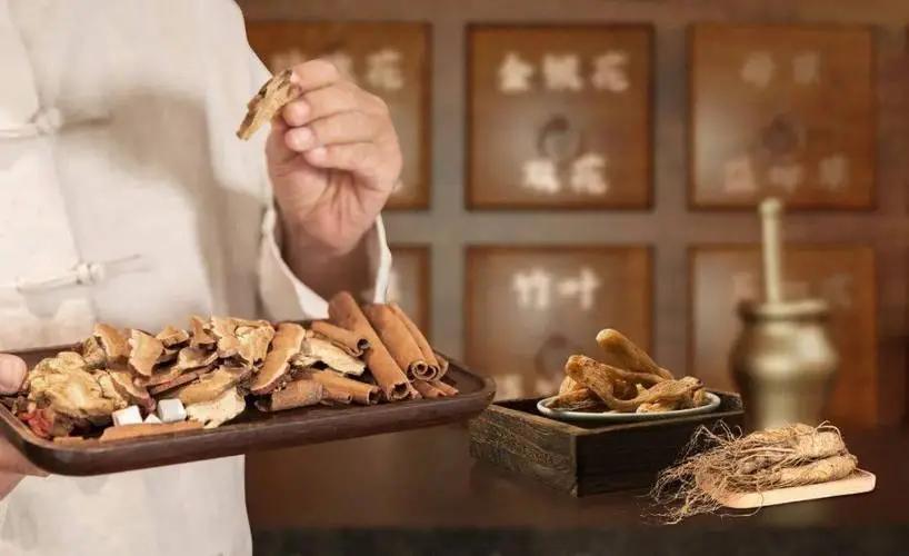 中医认为肛门瘙痒症的发病原因是什么？有何治疗建议？