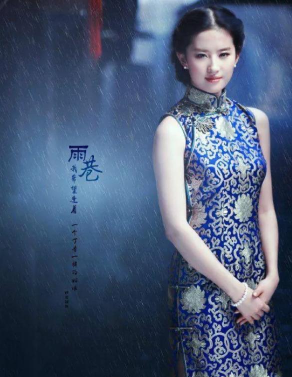 刘嘉玲关晓彤同框,穿旗袍大秀窈窕好身材