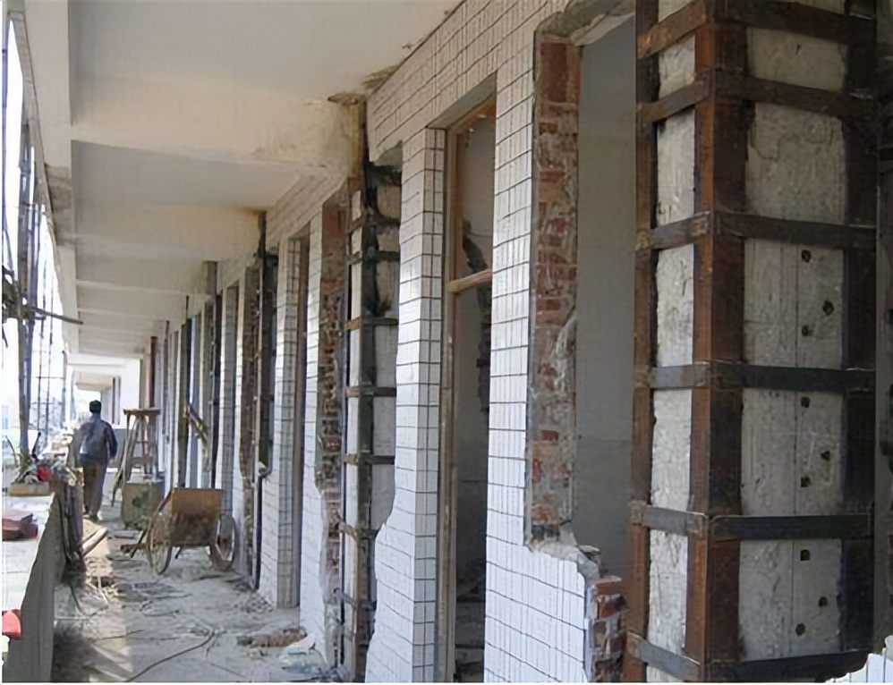 碳纤维加固和钢板加固哪种好,厂房大梁碳纤维加固方案