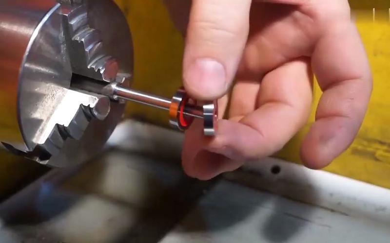 【左撇子手工】给*男猛**的礼物！车床自制精美的mini哑铃！