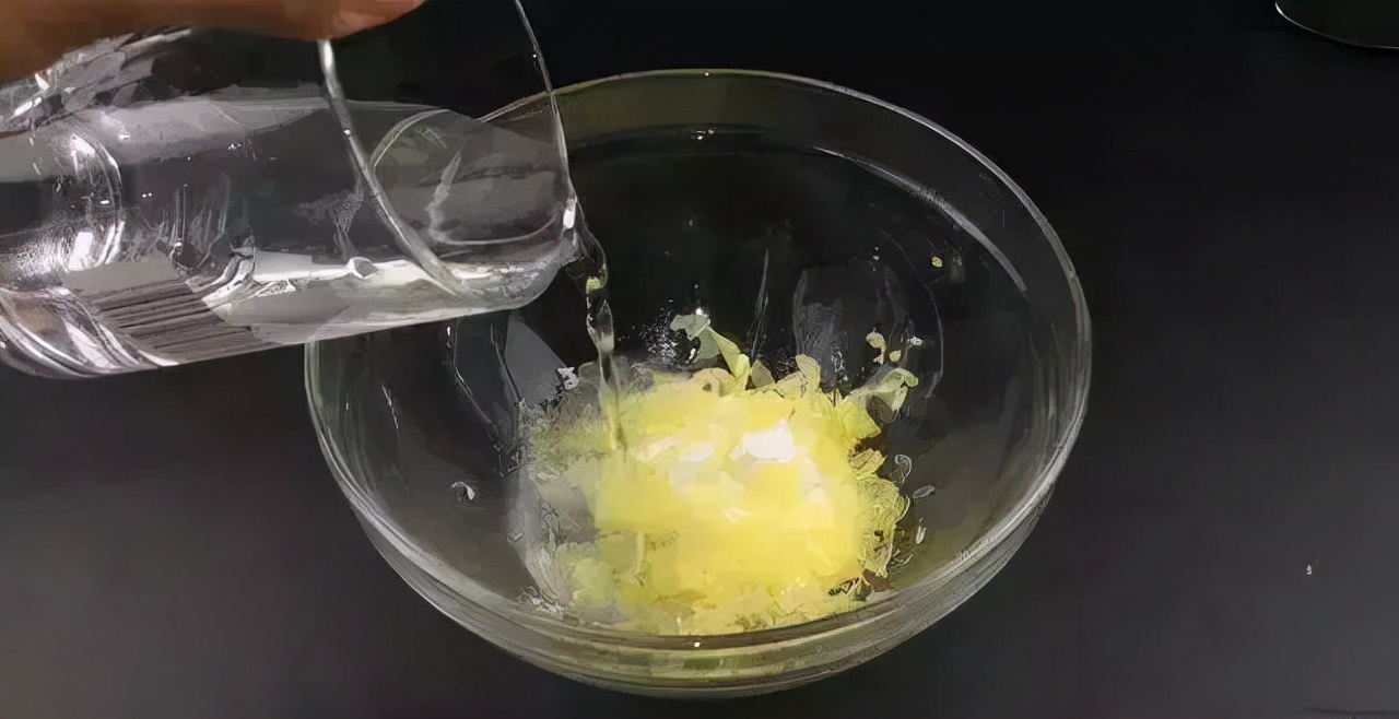 怎么洗发黄的羽绒衫,白色羽绒服洗了会发黄怎么回事