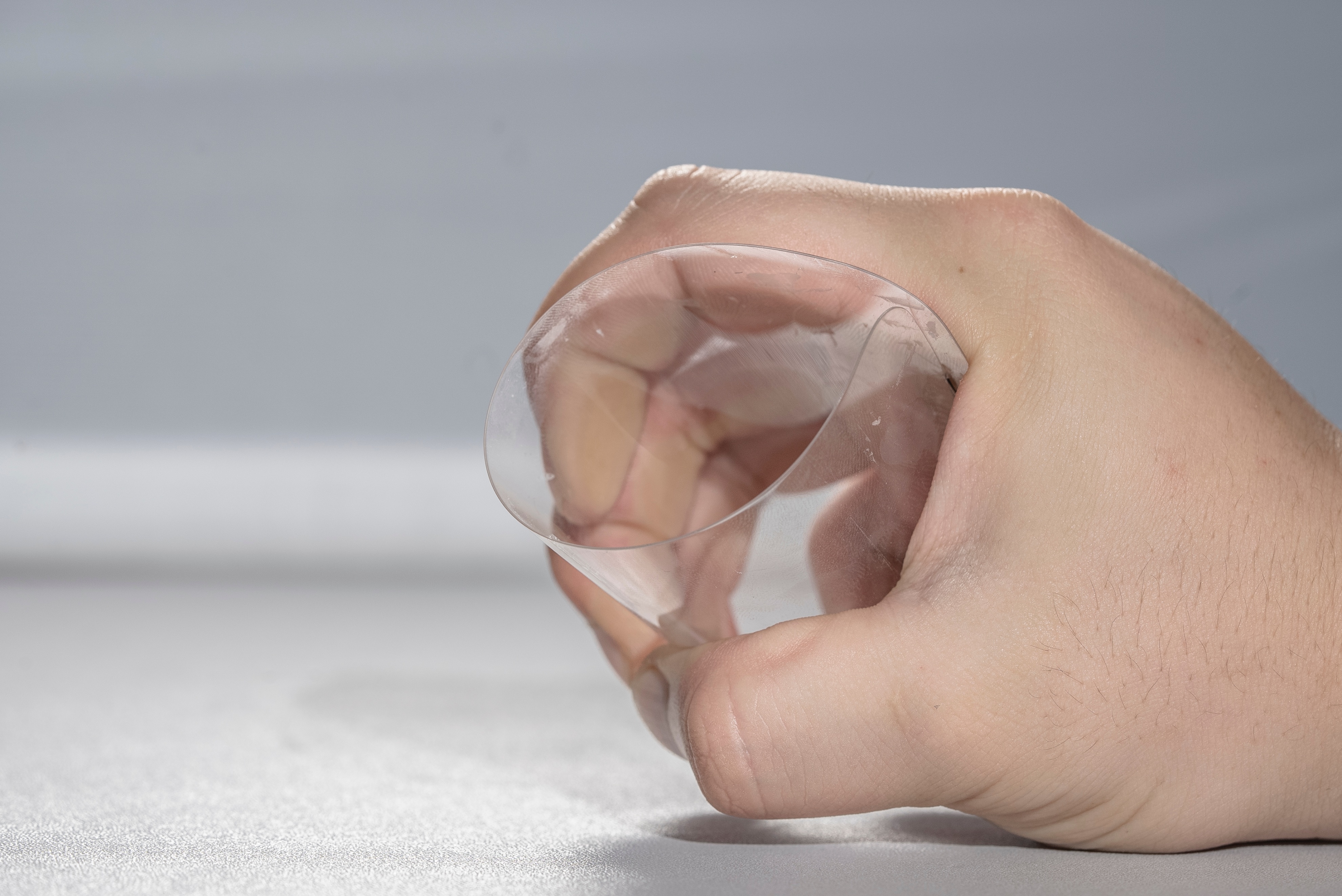 手机应该贴怎样的钢化膜比较好,手机贴钢化膜哪一种好一些