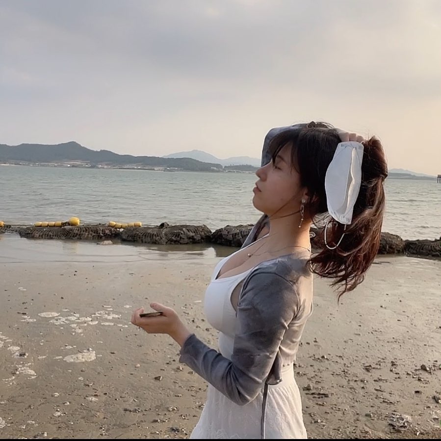 引人注目的好身材！网红Babypink身前的车头灯照亮黑夜的路人们