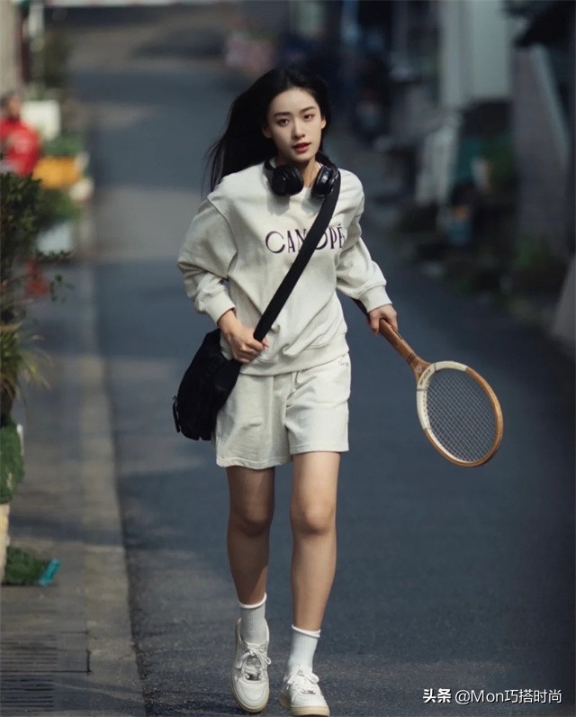 卫衣搭配宽松直筒牛仔裤好看吗,卫衣搭什么版型的牛仔裤好看