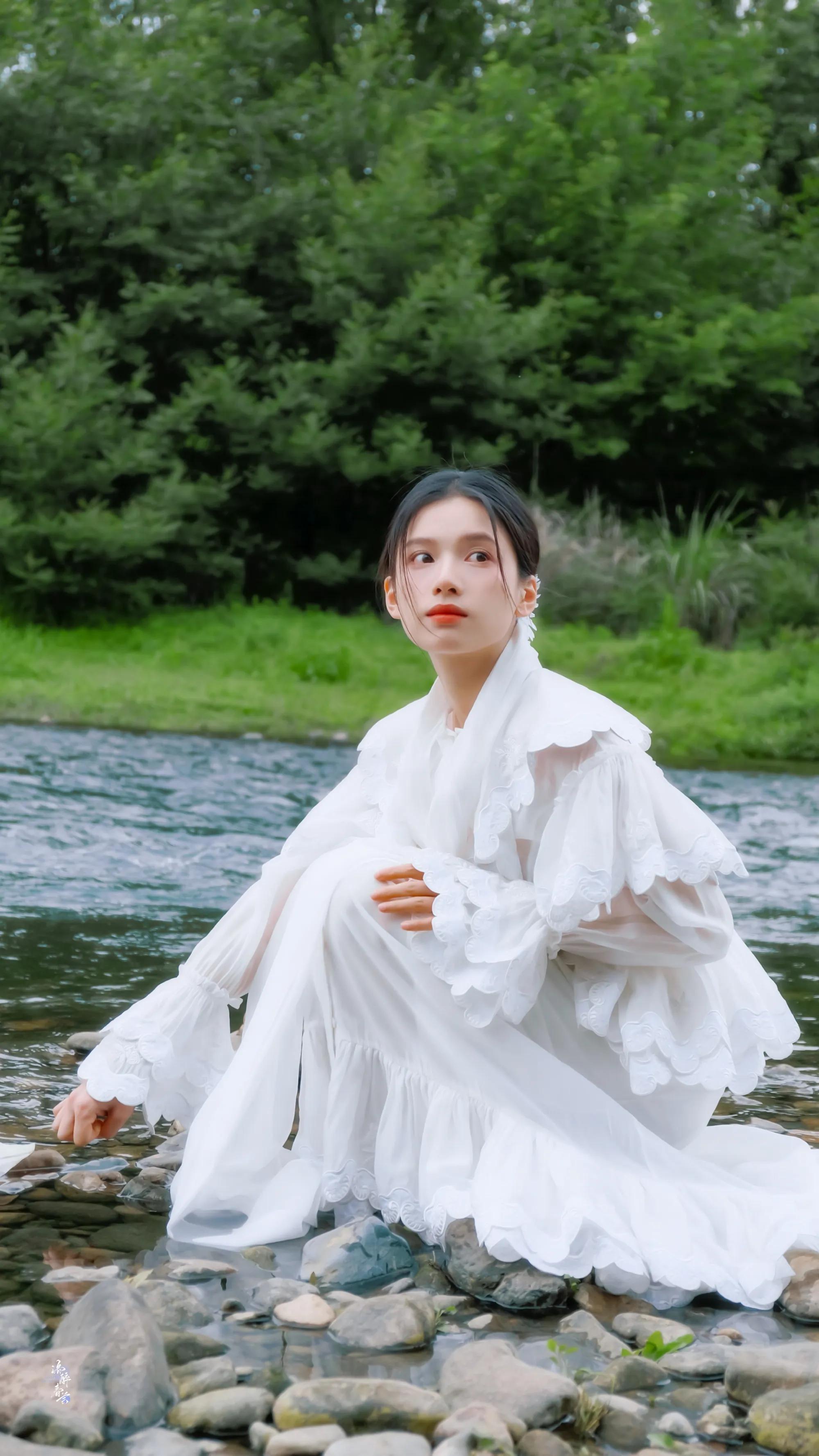 张婧仪披发公主头发型教程,张婧仪茉莉花图片