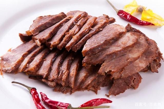 国外7万头牛养牛场赚多少钱,美国养牛一头牛能赚多少