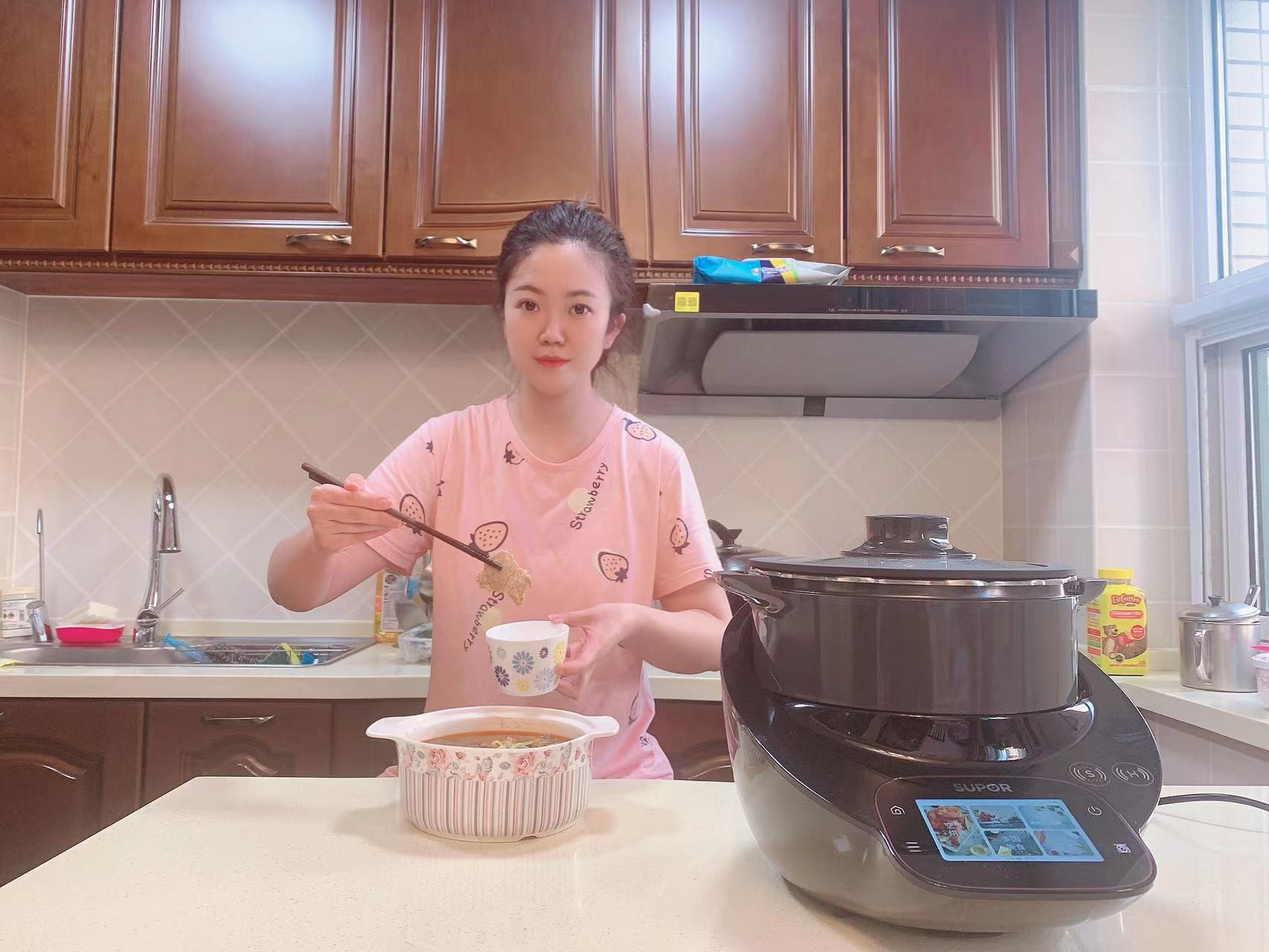 黑科技与顶级大厨交锋,厨房黑科技苏泊尔小c主厨料理机