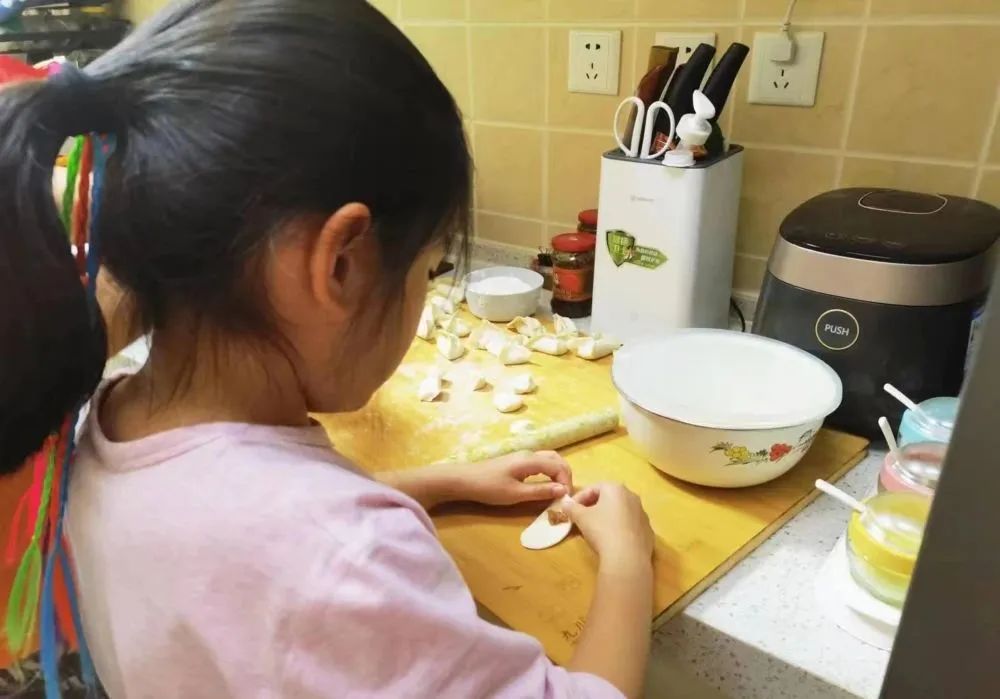 鐫﹂偦鐐瑰仛鎵嬪伐娲诲姩,宸ф墜鍖呴ズ瀛愬姵鍔ㄨ