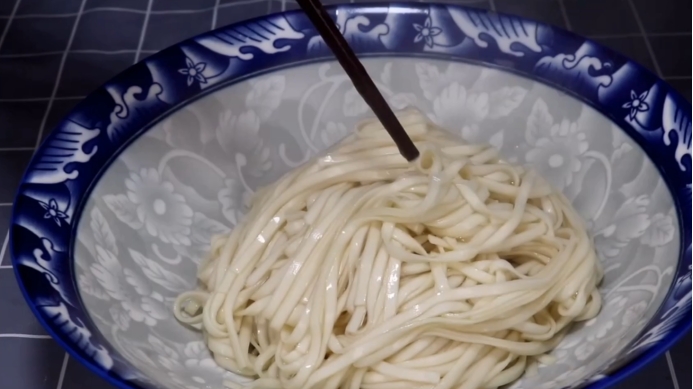 煮面条怎样不会白沫,面条怎么煮才能劲道爽滑