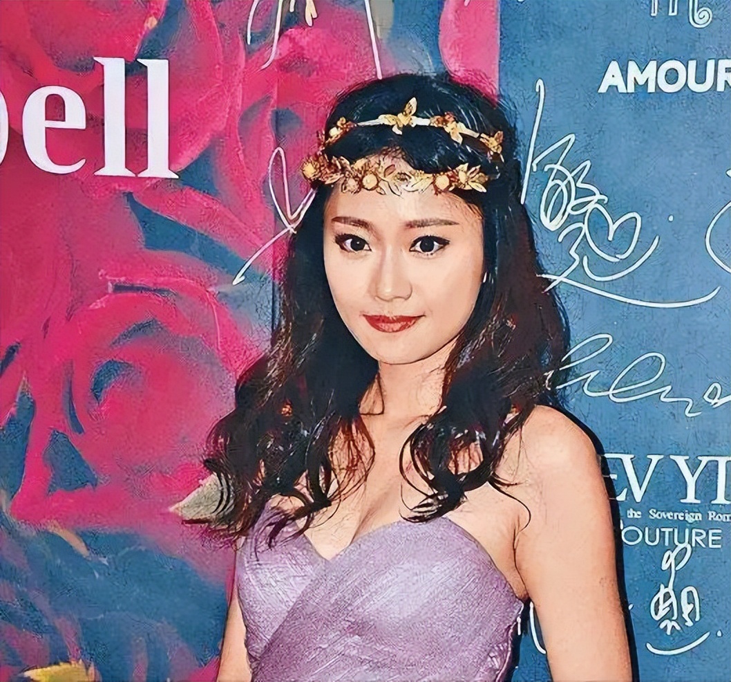 脖子青筋暴起、胸部瘦成排骨，这8位女明星的审美太畸形了