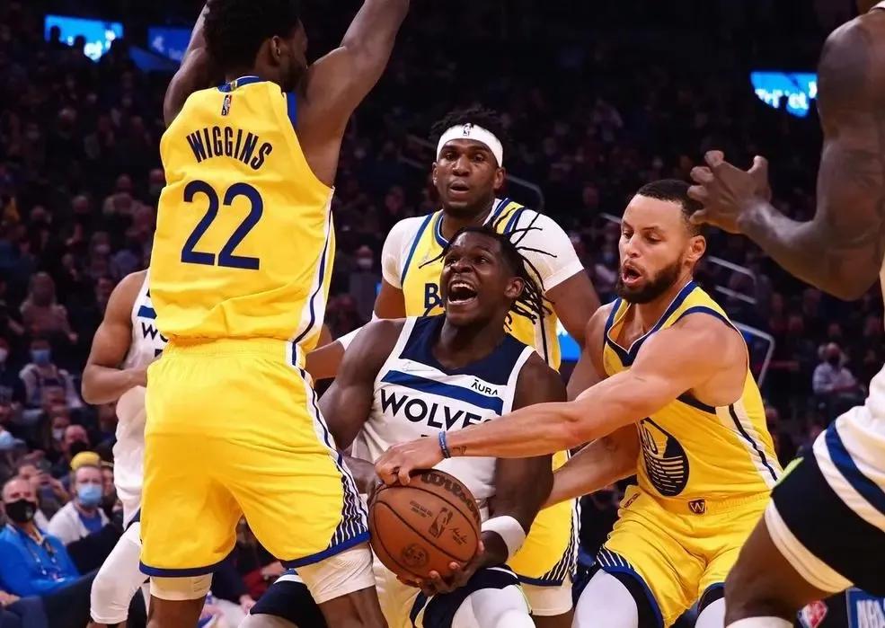 库里砍下50分对维金斯说什么,维金斯26分勇士全队最高库里16分