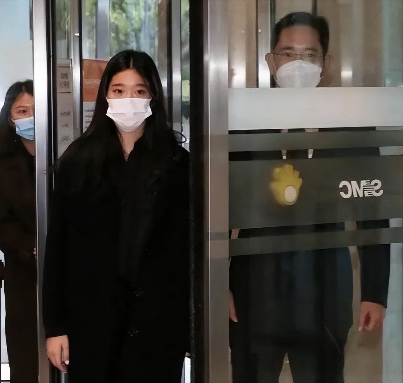 与川普女儿是校友，百亿千金却穿平价卫衣，喜欢和平民子女交朋友