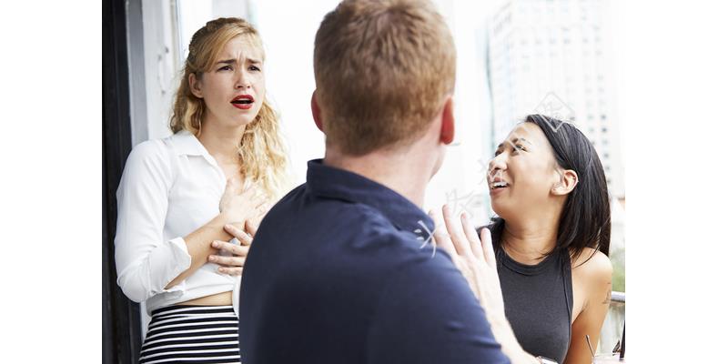 女儿18岁，每月零用金2000，却为了邻居的儿子与我争执