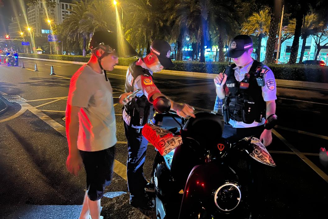 公安开展夏季夜间巡逻防控工作,巡特警大队加强夏季夜间巡逻防控