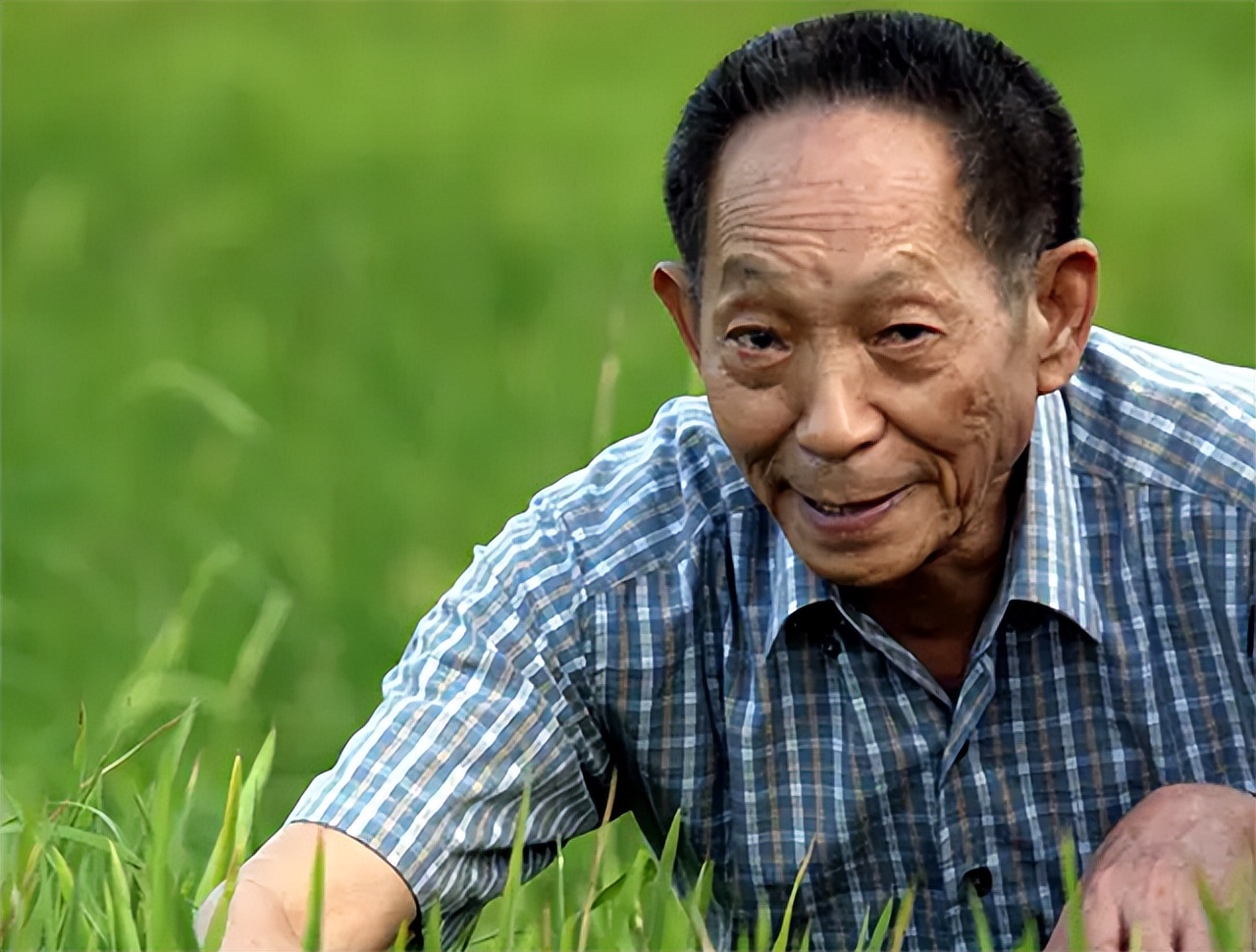 74年*国锋华**衣着朴素参加家长会，工人家长问其贵姓，答：中华的华