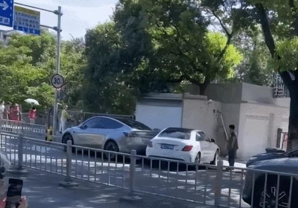 撞死你没商量宁波女司机撞死男子，撞了五次后淡定下车离开