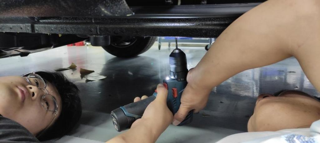 青岛奔驰商务威霆改装联系方式,威霆改装迈巴赫内饰