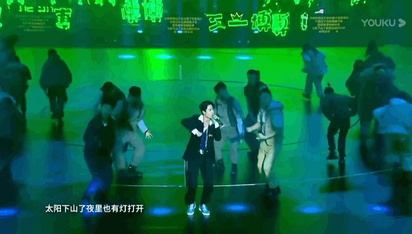 王一博回眸杀蓝湛,王一博跳舞杀马特