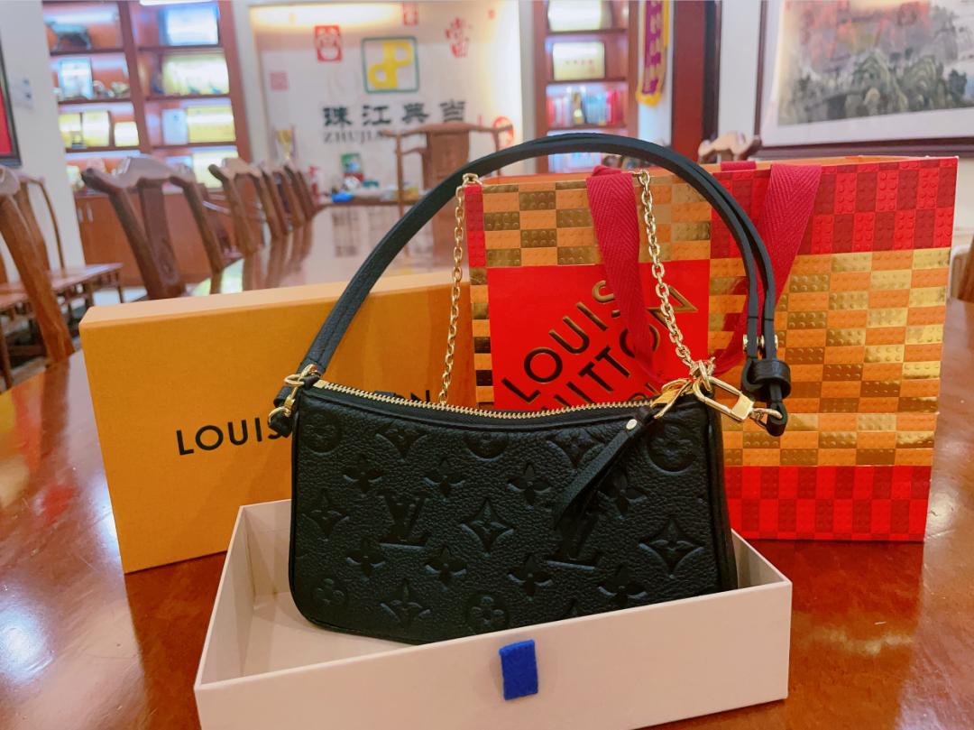 lv的腋下包值得购买吗,lv和香奈儿包哪个值得买