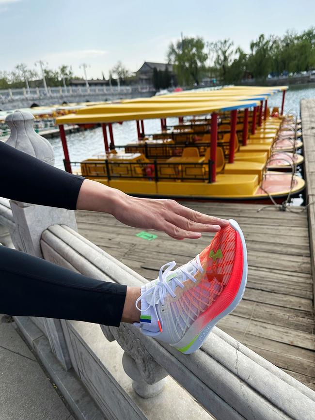 一双助力你摆脱平庸，突破自我的碳板跑鞋