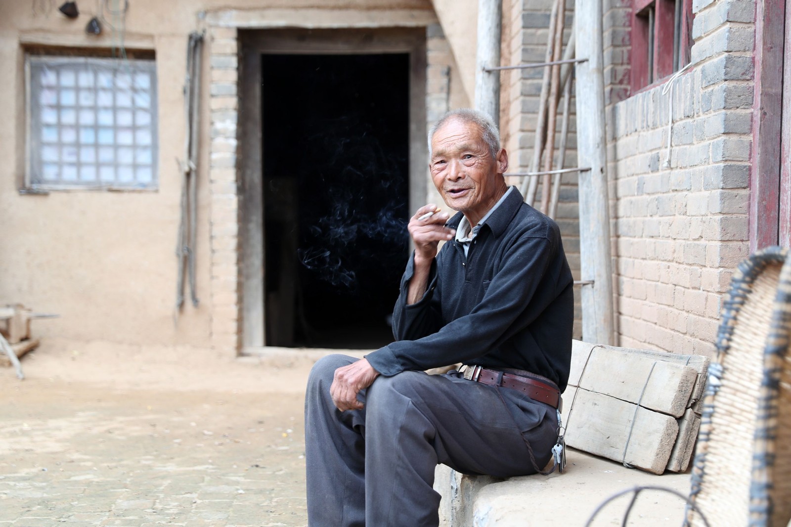 老人捡到一把椅子结果是古董,老人捡到了一把破椅子