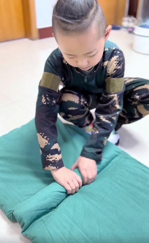 兵王小孩瞪大眼站军姿,五岁小孩军姿走红抖音