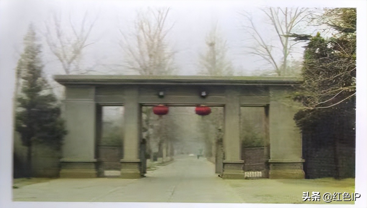 泥瓦匠出身的开国中将刘忠，被*小平邓**称“护驾有功”