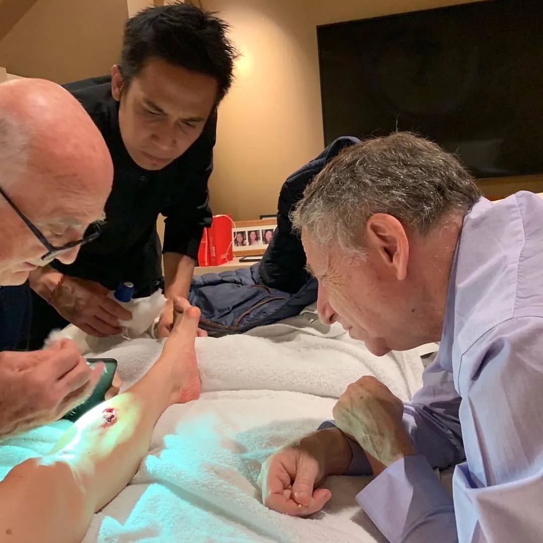 杨紫琼巴黎赏秀与未婚夫出席活动,杨紫琼霸气金球奖