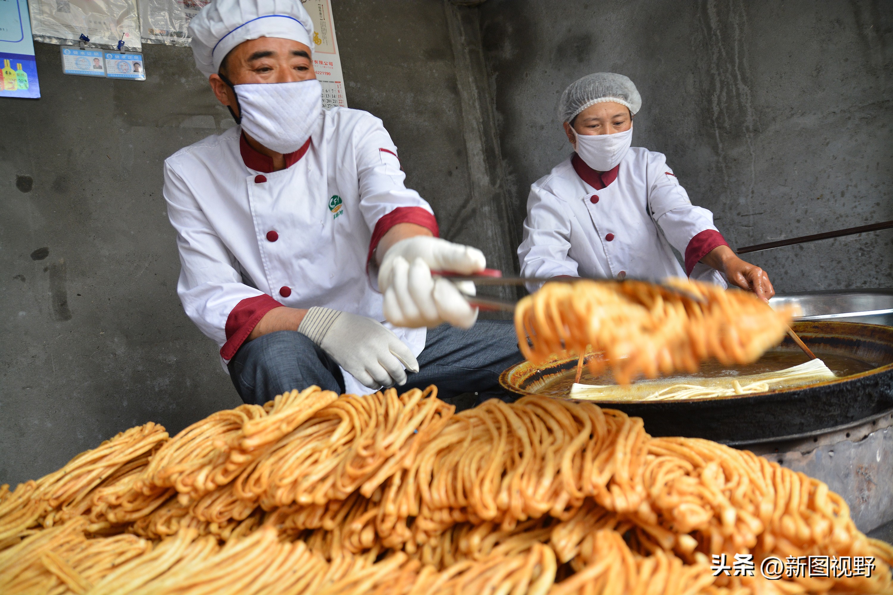 夫妻炸油条馓子，凭一把铁锤破译财富密码，打拼14年实现财务自由
