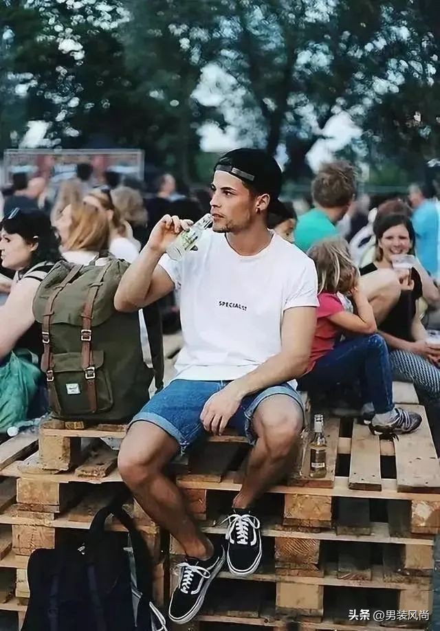 男士黑色t恤搭配什么颜色牛仔裤,男士白色t恤配什么颜色牛仔裤