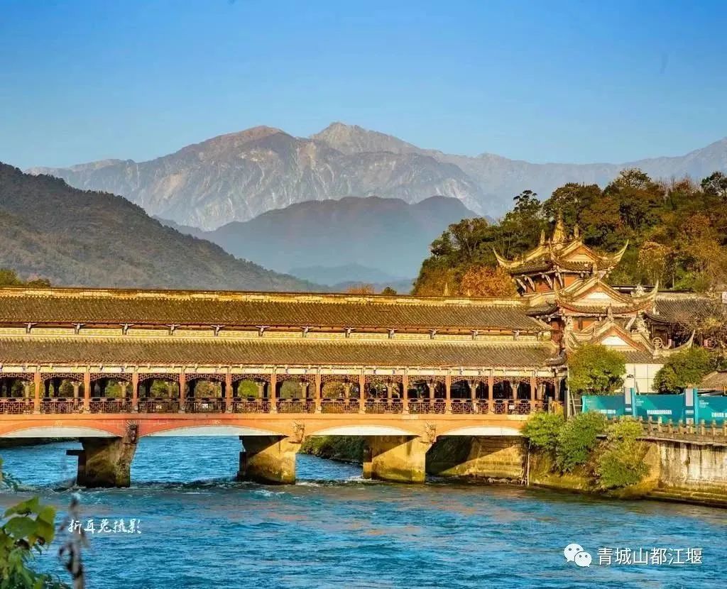 晴空雪山,雨过天晴的都江堰又见雪山