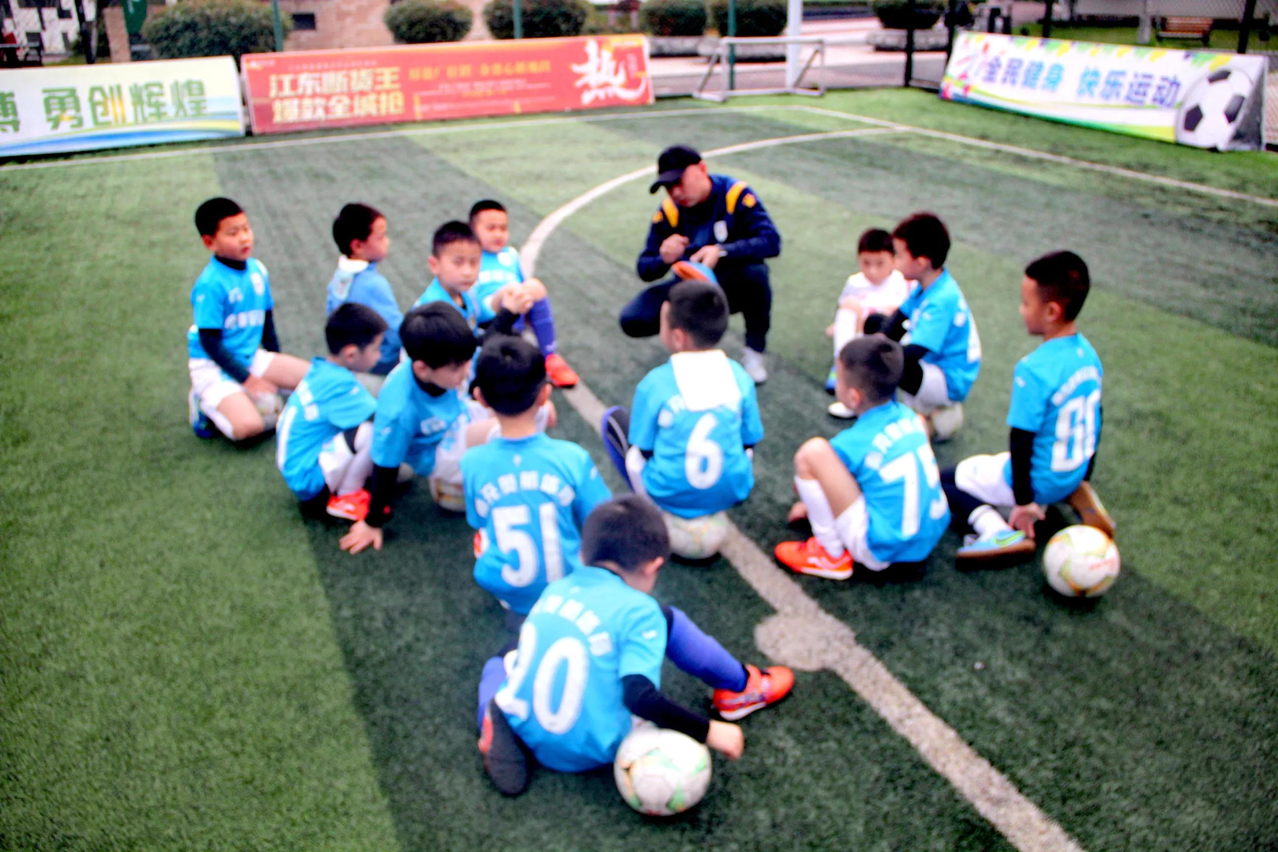 聚焦奥航少年风采：用青春的激情点燃对足球的热爱