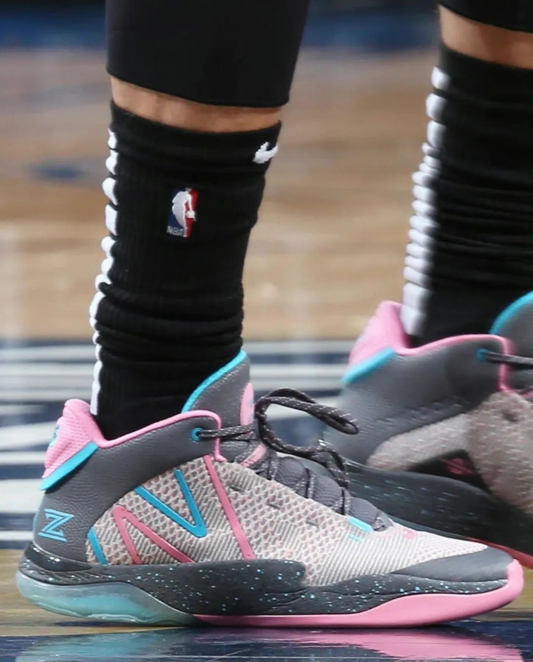 NBA球员上脚：耐克续约科比系列，拉文正式签约新百伦