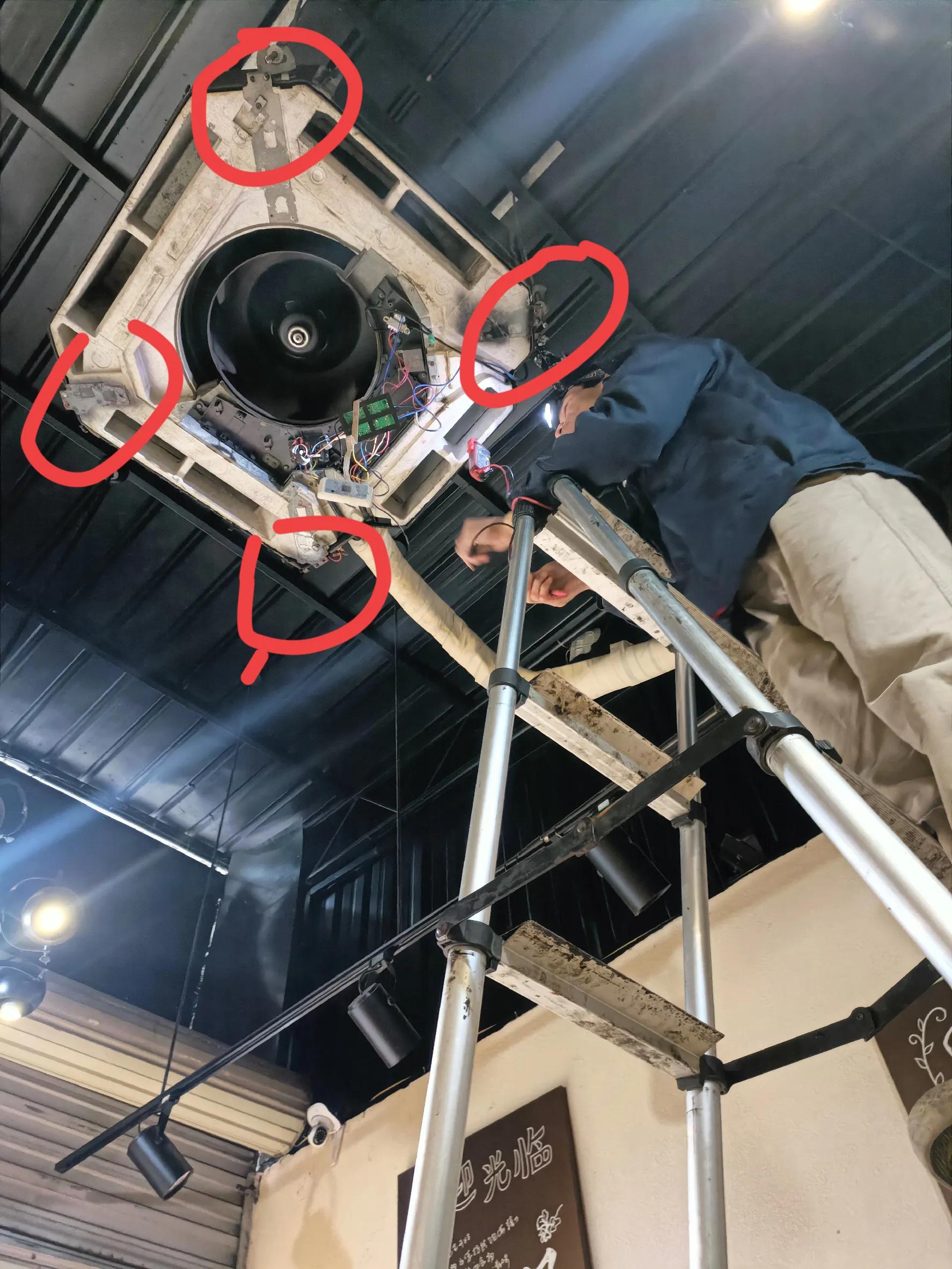 空调天花机风口漏水,冬天空调室外机漏水怎么解决