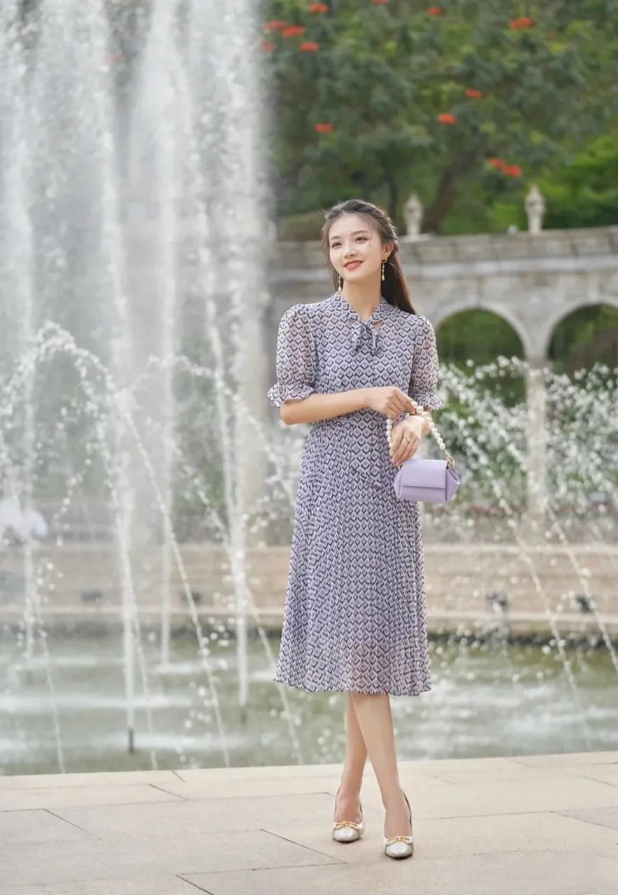 今年流行的连衣裙让你穿出女神范,穿春款连衣裙适合穿啥裤子