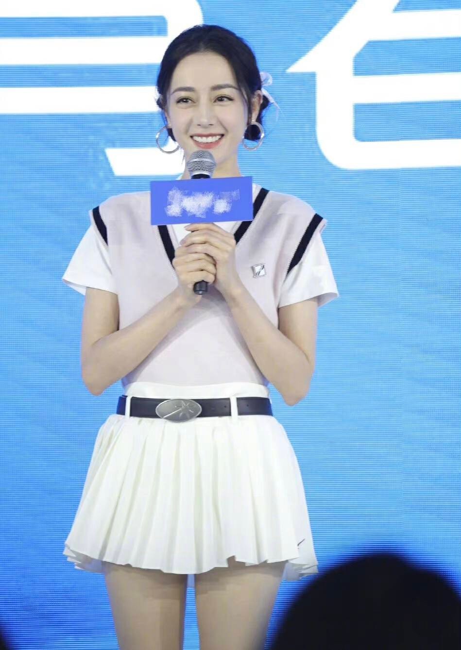 衣不蔽体,全身涂白,满口假牙闪瞎眼…娱圈的病态审美,该管管了