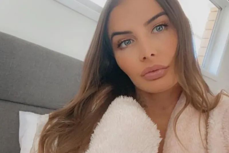 “我有两个*处私**：左边的用来接客，右边的男友专用……”