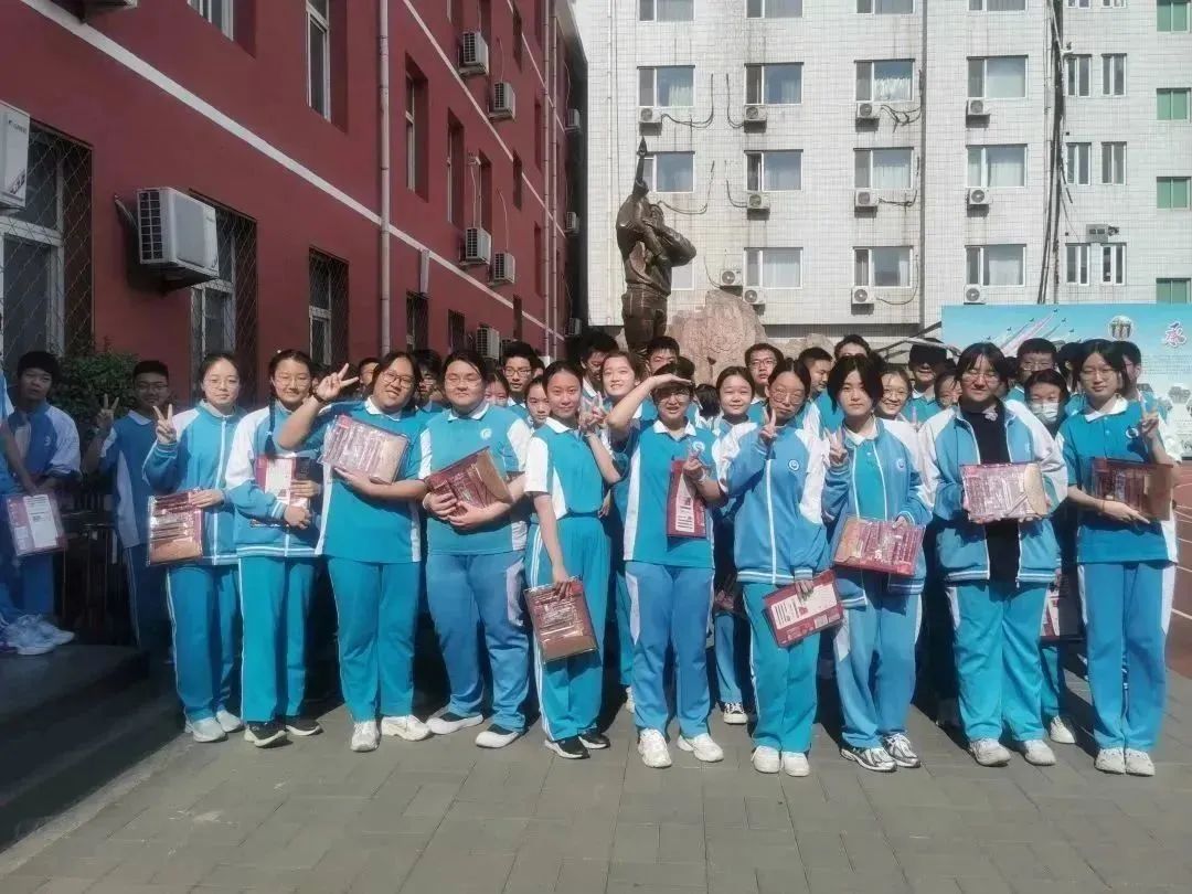 九年磨剑酬壮志百日冲刺战中考,九年寒窗奋力拼搏冲刺中考