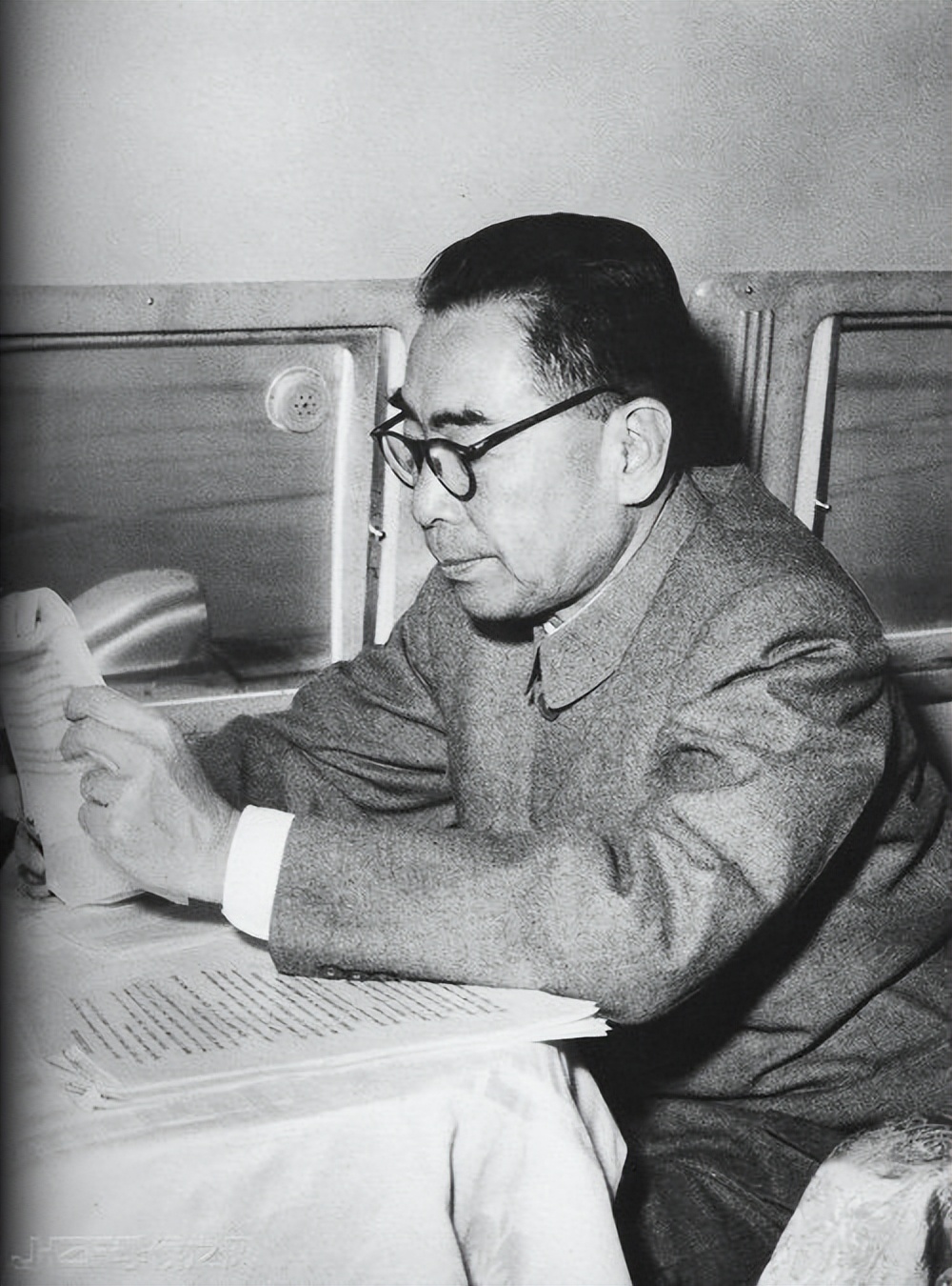 周总理逝世3小时后遗体被解剖，医生泪如雨下：总理该有多痛啊！