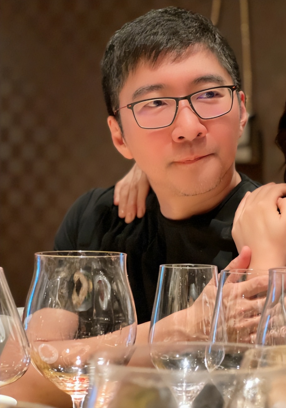 陈数夫妇同框秀恩爱,陈数和老公同台活动