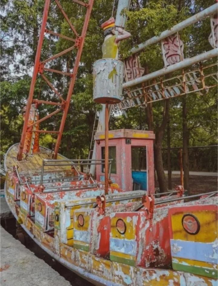 废弃的游乐园还很阴森,阴森废弃乐园