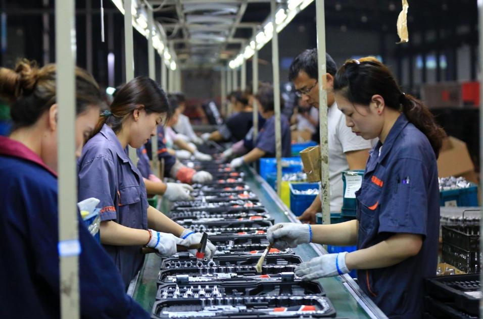 分析我国产业转移带来的就业形势,中国如何面对中低端制造业转移