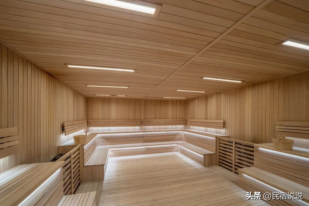 在云雾缭绕的朵花特大桥边隐藏着一家温泉酒店