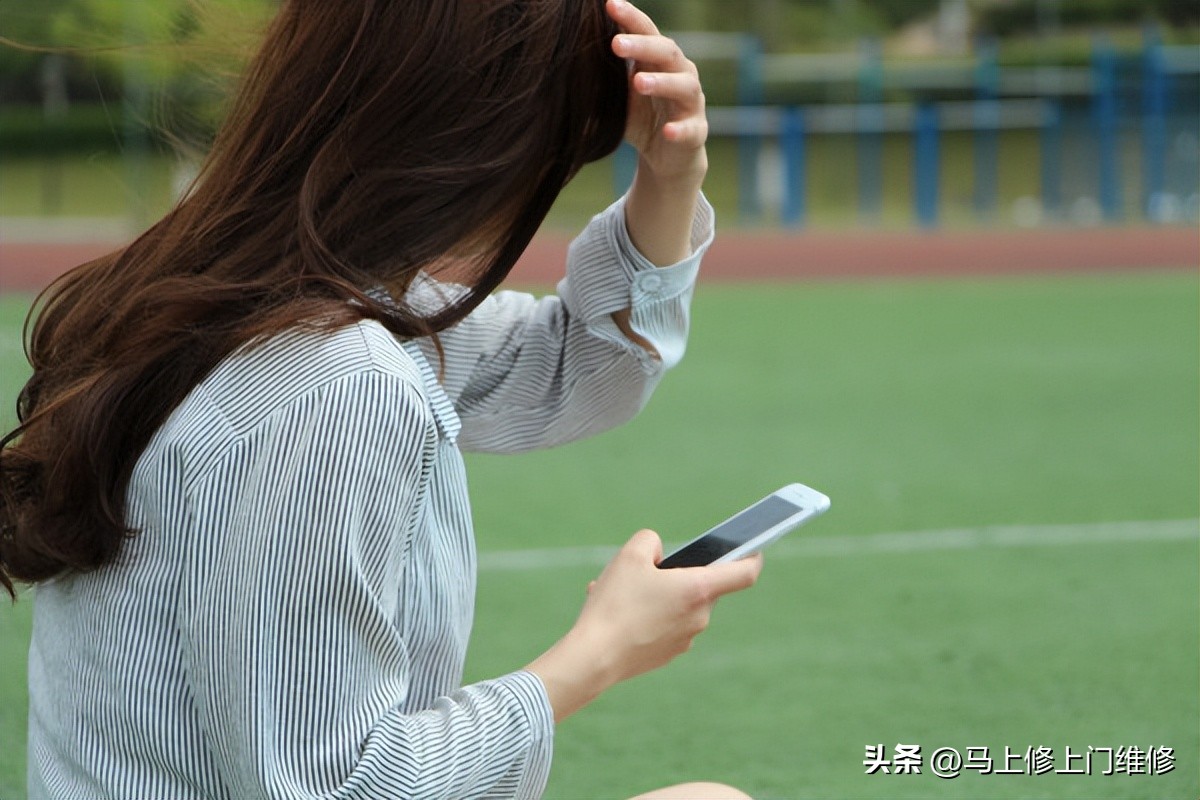 手机屏幕在阳光下越来越暗,手机屏幕点一下黑一下