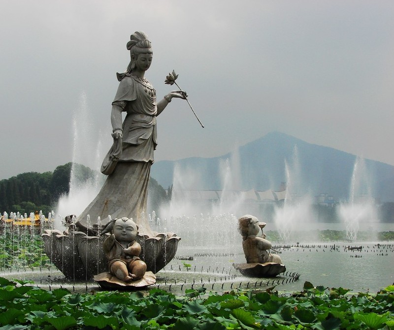 江南三大名湖玄武湖,南京玄武湖和杭州西湖人文景观